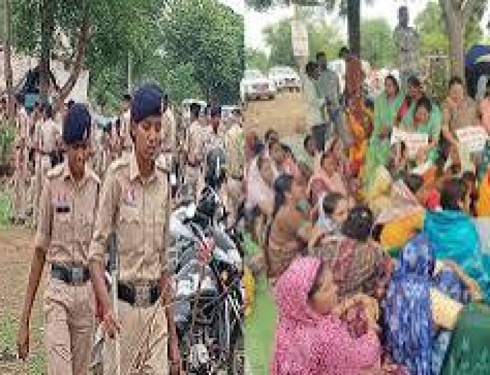 नकटी गांव एक बार फिर छावनी में तब्दील, सैकड़ों की संख्या में जुटे लोग, निकलेगी न्याय पदयात्रा
