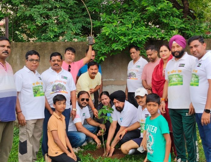 तेज बारिश के बीच भी जारी रहा ‘हर आंगन एक पेड़’ अभियान, ढांचा भवन परिसर में हुआ पौधरोपण