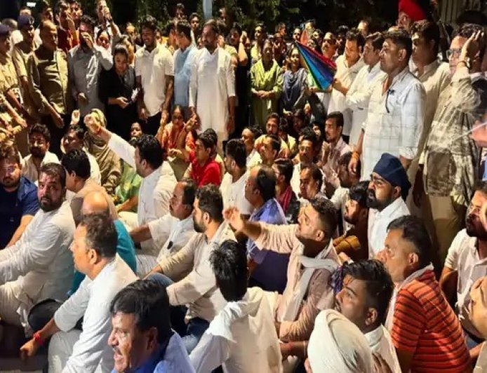 दिल्ली की कार्रवाई के विरोध में रायपुर में कांग्रेस का प्रदर्शन, लोकभवन के बाहर धरने पर बैठे कार्यकर्ता