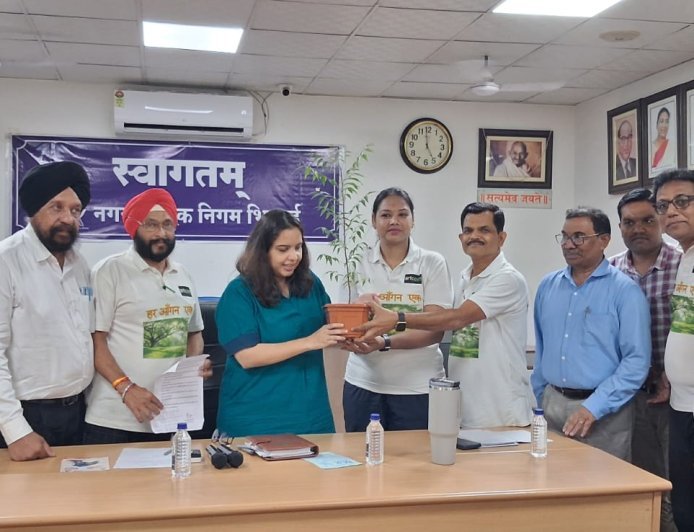 भिलाई निगम आयुक्त का पौधा भेंटकर स्वागत, 'हर आंगन एक पेड़' अभियान को मिलेगा नया विस्तार