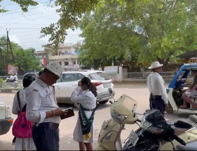 नाबालिग चालकों पर दुर्ग पुलिस का बड़ा एक्शन, 30 से अधिक छात्रों पर कार्रवाई; अभिभावकों की हुई काउंसलिंग