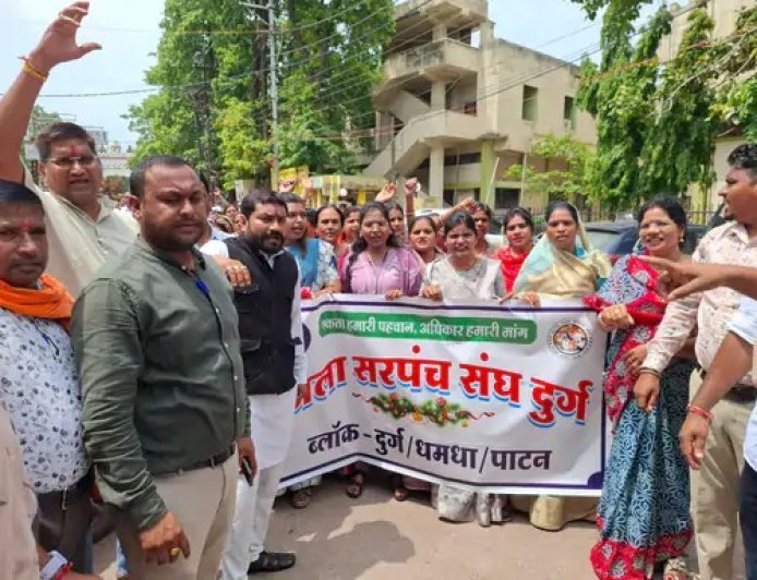 दुर्ग में सरपंचों का शक्ति प्रदर्शन: 17 मांगों को लेकर कलेक्ट्रेट पहुंचे 200 जनप्रतिनिधि, 30 दिन का दिया अल्टीमेटम