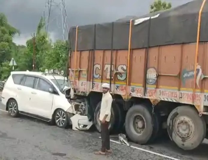 उत्तर प्रदेश में सड़क हादसे का शिकार हुए भाजपा प्रदेश अध्यक्ष किरण सिंह देव, ट्रक से टकराई कार
