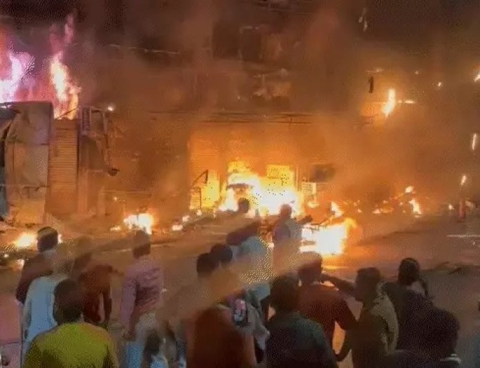 तेलीबांधा में देर रात भीषण अग्निकांड: ऑक्टोपस बार समेत चार प्रतिष्ठान जलकर खाक, कई वाहन भी स्वाहा