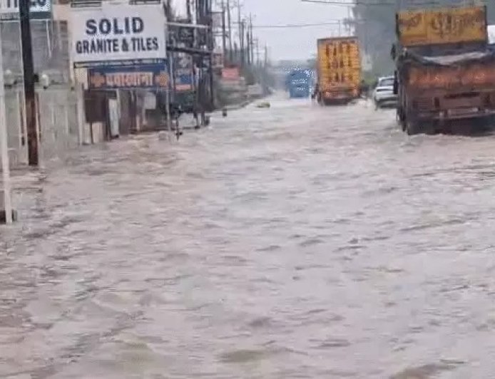 लगातार बारिश से छत्तीसगढ़ बेहाल: रायपुर में जलभराव, गरियाबंद में अधेड़ बहा, सक्ती में युवक का शव मिला