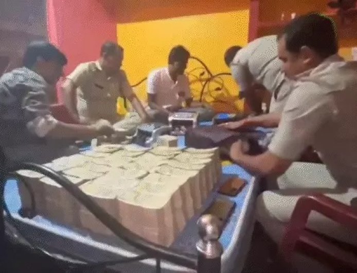 बंगाल में करोड़ों का कैश और सोना बरामद, आरोपी गिरफ्तार