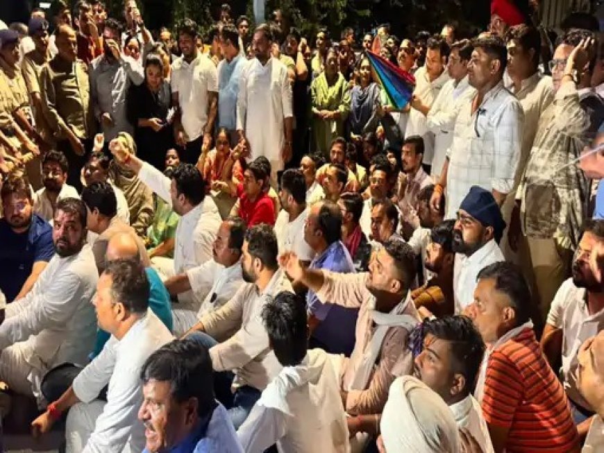 दिल्ली की कार्रवाई के विरोध में रायपुर में कांग्रेस का प्रदर्शन, लोकभवन के बाहर धरने पर बैठे कार्यकर्ता