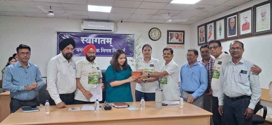 भिलाई निगम आयुक्त का पौधा भेंटकर स्वागत, 'हर आंगन एक पेड़' अभियान को मिलेगा नया विस्तार