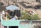 पानी-मलबे का सैलाब सब कुछ बहा ले गया, फिर भी नहीं टूटा मकान; बालकनी में दिखे 3 लोग