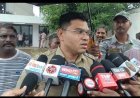 30 फीट से गिरकर फीटर की मौत, दो दिन बाद मुआवजे के लिए फैक्ट्री के सामने प्रदर्शन