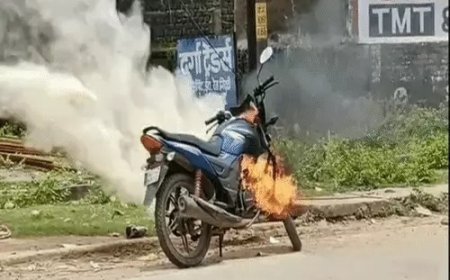 चलती बाइक में लगी भीषण आग, चालक ने कूदकर बचाई जान
