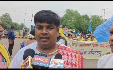पारंपरिक वेशभूषा और हथियारों के साथ निकली आदिवासी समाज की रैली, जंगल बचाने का दिया संदेश