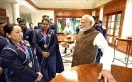 पदक विजेताओं से संवाद में भावुक हुए प्रधानमंत्री, मीराबाई की संघर्षगाथा की जमकर सराहना