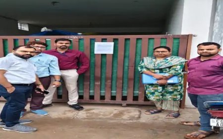 गंदगी के बीच बन रही थी बर्फी, श्रीराम स्वीट्स पर कार्रवाई; 15 किलो मिठाई नष्ट