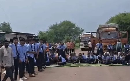 पढ़ाई के लिए शिक्षक नहीं, बुनियादी सुविधा के लिए टॉयलेट नहीं; सड़क पर उतरे स्कूली बच्चे