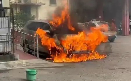 निगम परिसर में महापौर की सरकारी कार धू-धूकर जली, मची अफरा-तफरी