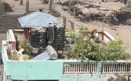 पानी-मलबे का सैलाब सब कुछ बहा ले गया, फिर भी नहीं टूटा मकान; बालकनी में दिखे 3 लोग