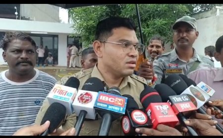 30 फीट से गिरकर फीटर की मौत, दो दिन बाद मुआवजे के लिए फैक्ट्री के सामने प्रदर्शन
