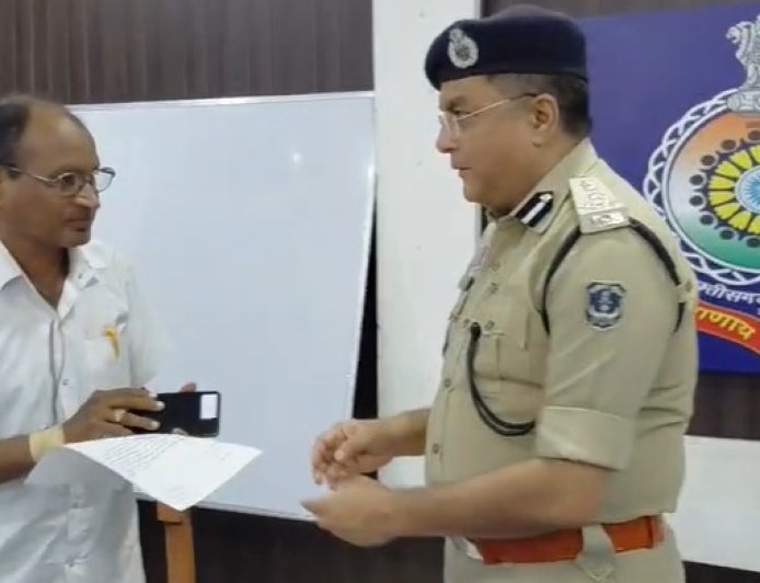 दुर्ग पुलिस ने लौटाई मुस्कान, 200 गुम मोबाइल खोजकर 60 लाख की संपत्ति सौंपी