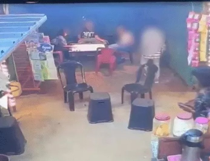 चाय की टपरी पर छात्रा से अभद्रता, युवक ने गला पकड़कर किया जबरन किस