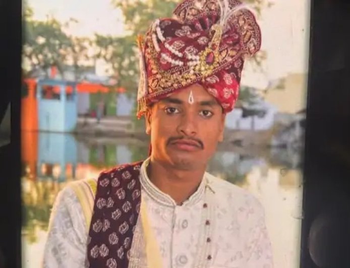 निर्माणाधीन सड़क पर फिसली बाइक, बस की चपेट में आने से युवक की मौत
