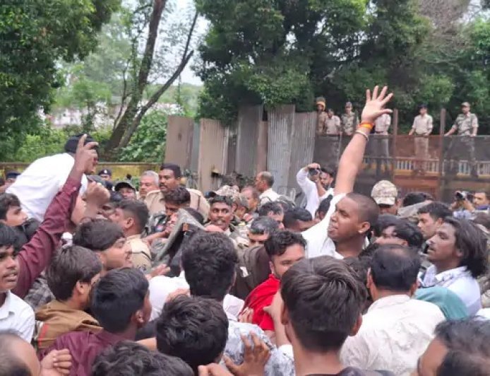 भिलाई टाउनशिप में आवास विवाद भड़का, बीएसपी नीति के खिलाफ सड़कों पर उतरे सैकड़ों लोग