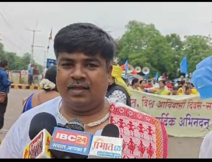 पारंपरिक वेशभूषा और हथियारों के साथ निकली आदिवासी समाज की रैली, जंगल बचाने का दिया संदेश