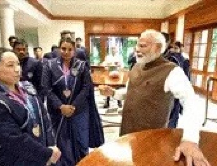 पदक विजेताओं से संवाद में भावुक हुए प्रधानमंत्री, मीराबाई की संघर्षगाथा की जमकर सराहना