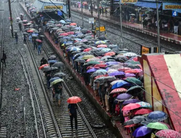 बारिश से 25 शहर बेहाल, घर-अस्पताल और थानों में भरा पानी