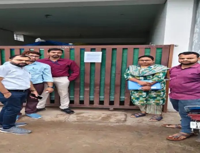 गंदगी के बीच बन रही थी बर्फी, श्रीराम स्वीट्स पर कार्रवाई; 15 किलो मिठाई नष्ट