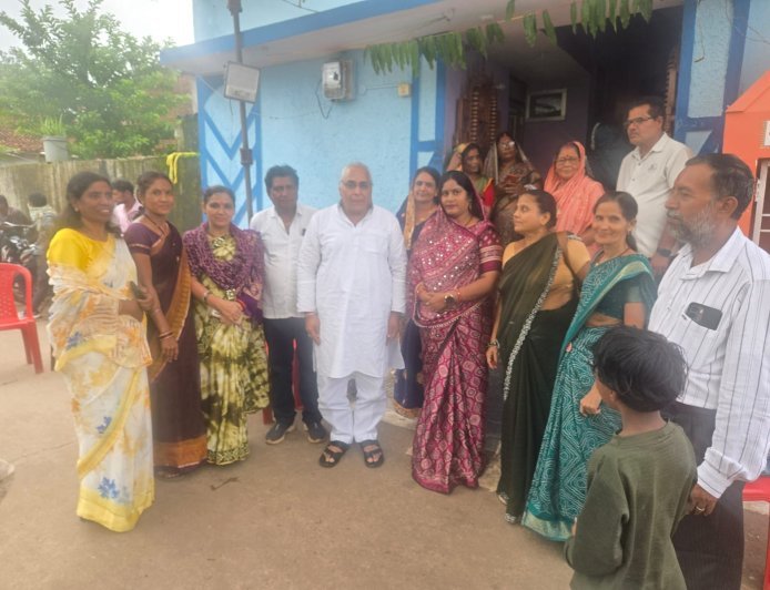 स्मार्ट मीटर के बढ़े बिलों से जनता परेशान, वोरा के सामने महिलाओं ने जताया आक्रोश