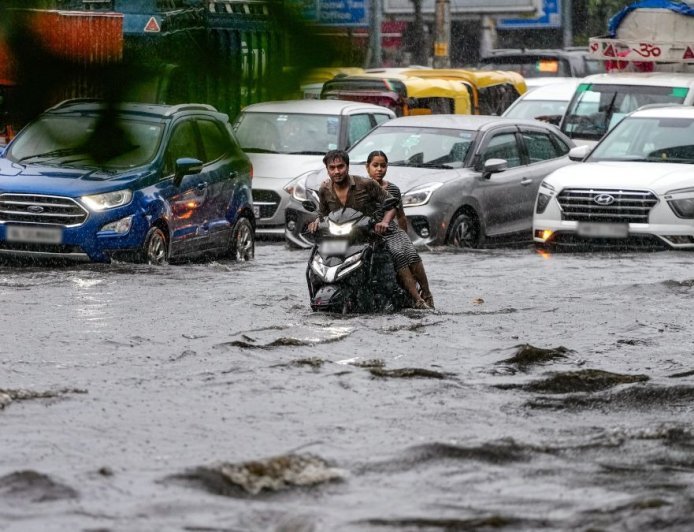 भारी बारिश से दिल्ली-NCR बेहाल, 25 उड़ानें रद्द; MP-UP में बाढ़ जैसे हालात
