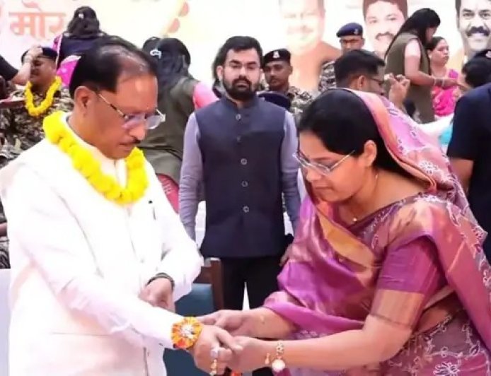 शहीद की पत्नी ने CM साय को बांधी राखी, 800 जवानों की कलाई भी सजी; बोले- आज मिली सगी बहन से बढ़कर बहन