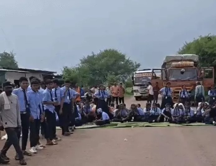 पढ़ाई के लिए शिक्षक नहीं, बुनियादी सुविधा के लिए टॉयलेट नहीं; सड़क पर उतरे स्कूली बच्चे