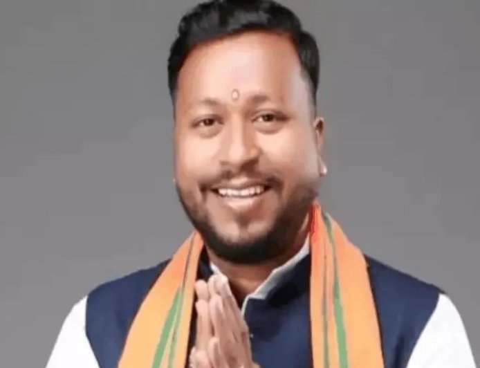पार्षद कार्यालय में पथराव, दरवाजे का कांच टूटा; महिला गिरफ्तार