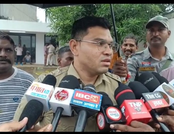 30 फीट से गिरकर फीटर की मौत, दो दिन बाद मुआवजे के लिए फैक्ट्री के सामने प्रदर्शन