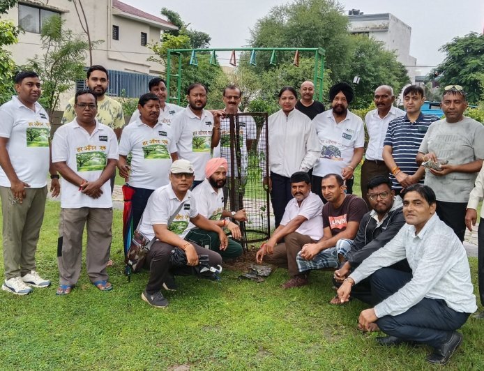 भीषण बारिश के बीच महामृत्युंजय उद्यान में गूंजा हरियाली का संदेश, आर्टकॉम ने रोपे अल्फा पौधे
