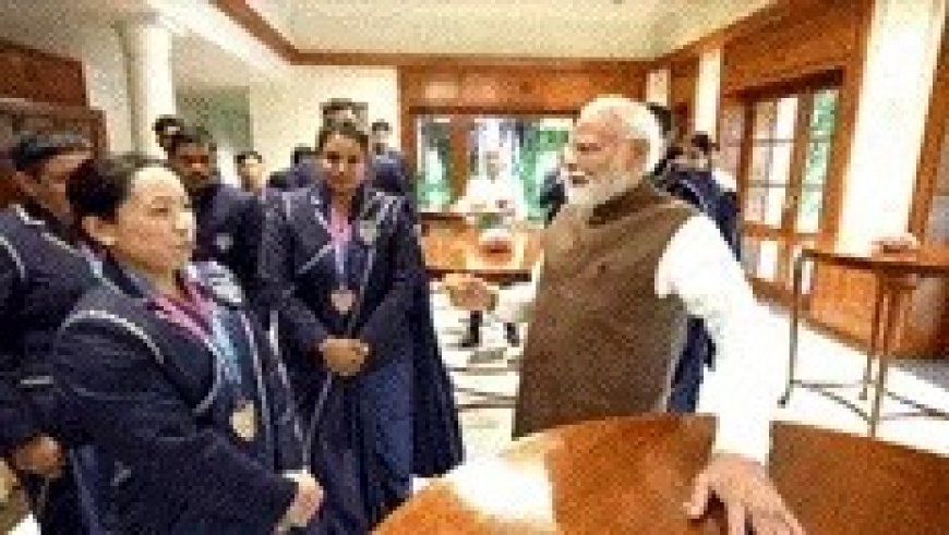 पदक विजेताओं से संवाद में भावुक हुए प्रधानमंत्री, मीराबाई की संघर्षगाथा की जमकर सराहना