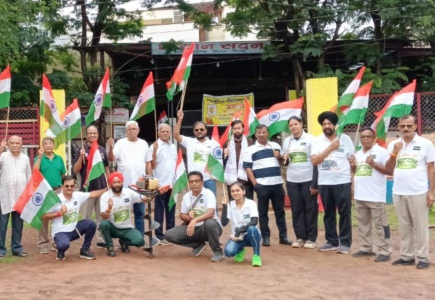 मशीन थमी तो हाथों ने संभाला मोर्चा, पौधरोपण के साथ दिया ‘हर घर तिरंगा’ का संदेश