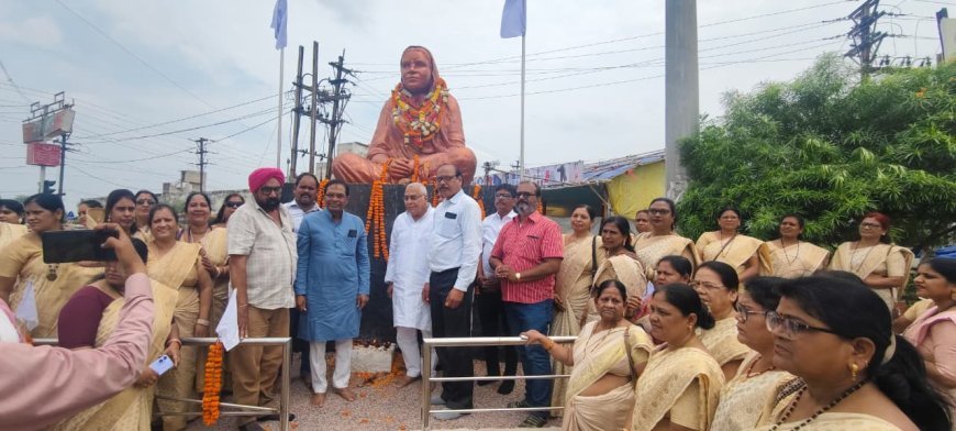 मिनीमाता की पुण्यतिथि पर अरुण वोरा व आर.एन. वर्मा ने अर्पित की श्रद्धांजलि