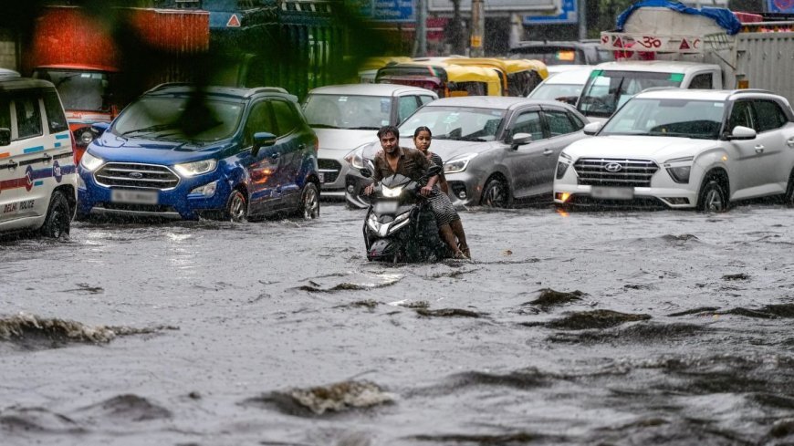 भारी बारिश से दिल्ली-NCR बेहाल, 25 उड़ानें रद्द; MP-UP में बाढ़ जैसे हालात