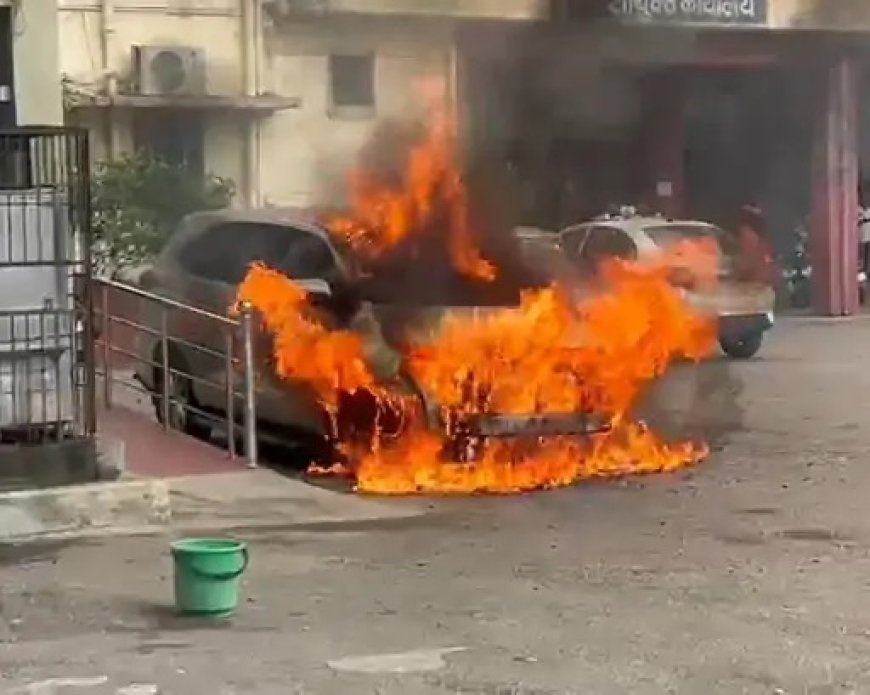 निगम परिसर में महापौर की सरकारी कार धू-धूकर जली, मची अफरा-तफरी