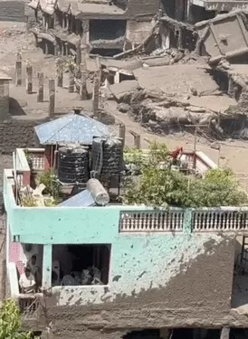 पानी-मलबे का सैलाब सब कुछ बहा ले गया, फिर भी नहीं टूटा मकान; बालकनी में दिखे 3 लोग