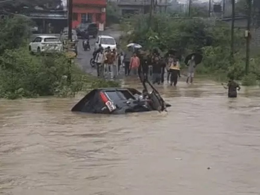 उफनते नाले में स्कॉर्पियो लेकर उतरे दो युवक, तेज बहाव में बहा वाहन; दोनों को लोगों ने बचाया