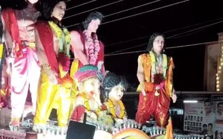 भक्ति, रोशनी और संगीत के बीच निकलीं 35 झांकियां, देर रात तक उमड़ा जनसैलाब