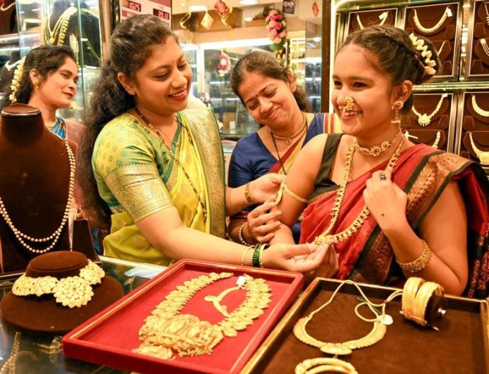 सराफा बाजार में फिर चमकी चांदी, सप्ताहभर में ₹7,988 का उछाल