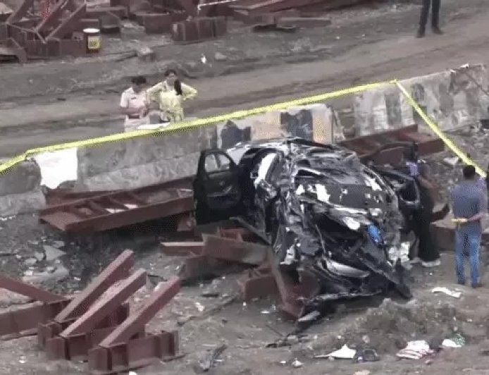 मरीन ड्राइव से लौटते समय दर्दनाक हादसा, फ्लाईओवर से गिरी BMW