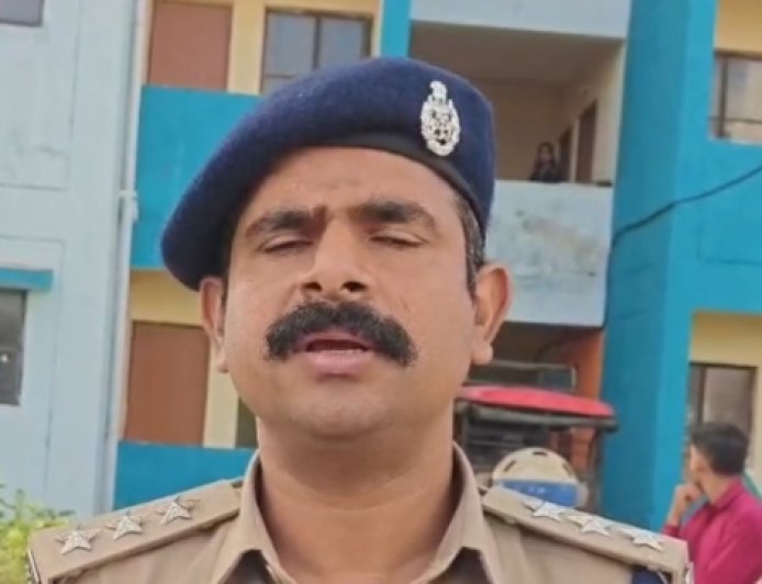 तड़के पीएम आवास कॉलोनी पहुंची दुर्ग पुलिस, घर-घर हुई जांच; संदिग्धों और किरायेदारों का जुटाया ब्योरा