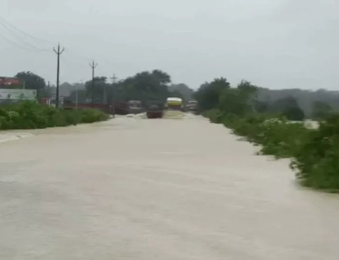 देशभर में बदला मौसम, यूपी में बारिश से 12 मौतें; 14 राज्यों में चेतावनी