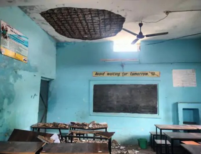 संस्कृत की परीक्षा के बीच छत से टूटकर गिरा प्लास्टर, तीन बच्चे घायल